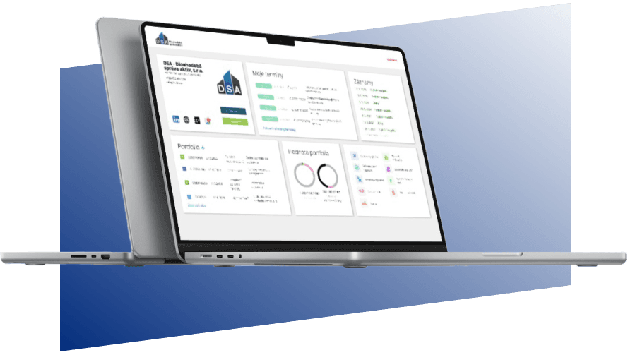 Notebook a modré pozadí