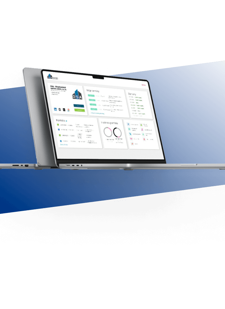 Notebook a modré pozadí